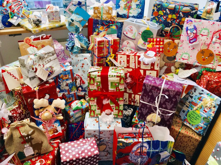 280 bunte Weihnachtspäckchen für Kinder aus der Region